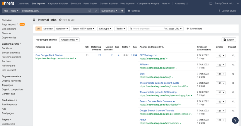 Captura de pantalla del panel de Ahrefs que muestra el análisis de enlaces internos para el sitio web seotesting.com, mostrando varias métricas como UR, dominios de referencia y tráfico para diferentes URL.