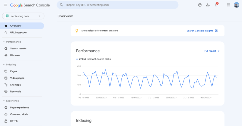 Captură de ecran a paginii de prezentare generală a Google Search Console pentru site-ul web seotesting.com. Afișează un grafic sub „Performanță” cu clicuri de căutare pe web de-a lungul timpului și un meniu în stânga cu diferite opțiuni, cum ar fi Inspecția URL și Indexarea.