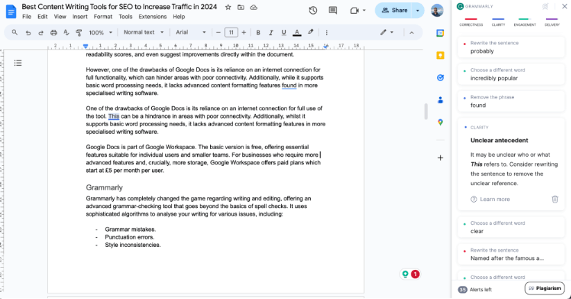 مستند Google Docs حول أدوات كتابة المحتوى مع شريط جانبي Grammarly يقترح تحسينات في القواعد النحوية والوضوح.