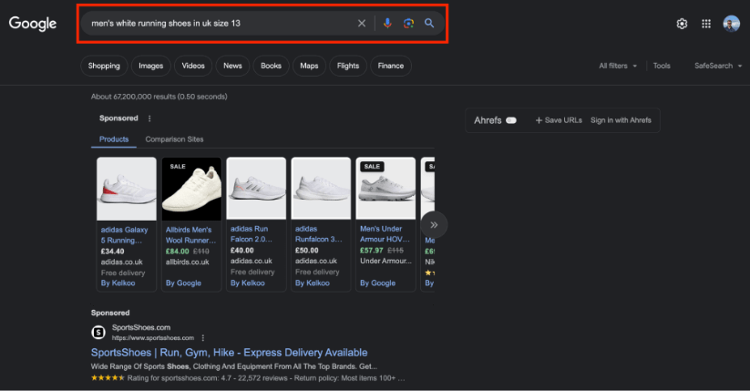 Resultados de pesquisa do Google para tênis de corrida brancos masculinos no tamanho 13 do Reino Unido, mostrando listas de produtos patrocinados e uma caixa de pesquisa com a consulta inserida.