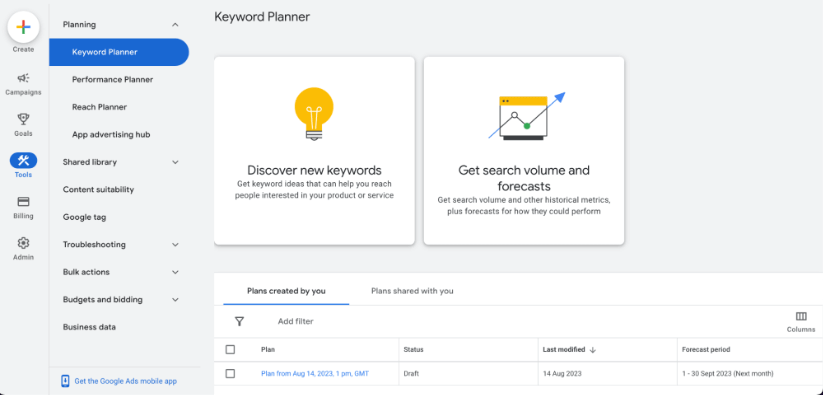 Capture d'écran de l'outil Google Keyword Planner avec des options pour découvrir de nouveaux mots-clés et obtenir le volume de recherche.