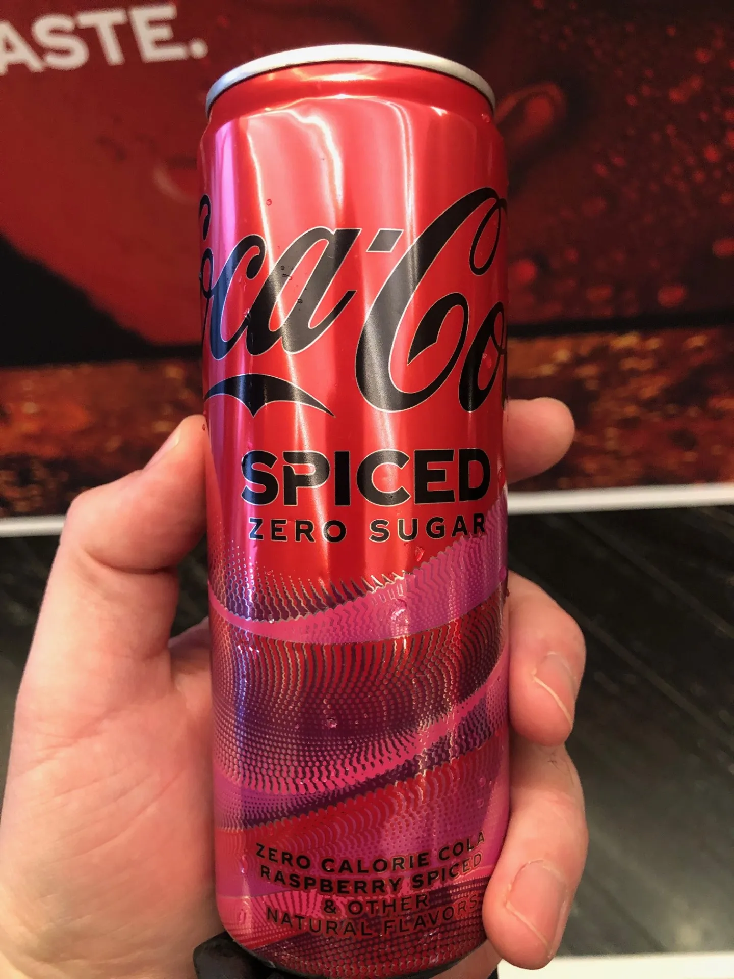 O novo sabor Spiced da Coca é a primeira adição permanente ao portfólio da marca em três anos.