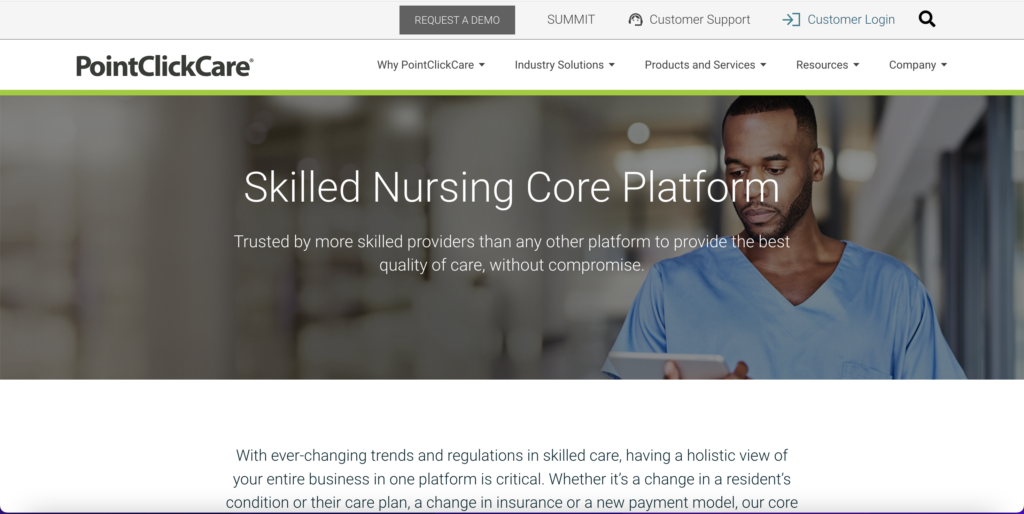 Screenshot der Website der Skilled Nursing Core Platform, der einen Mann zeigt, der einen Kittel trägt