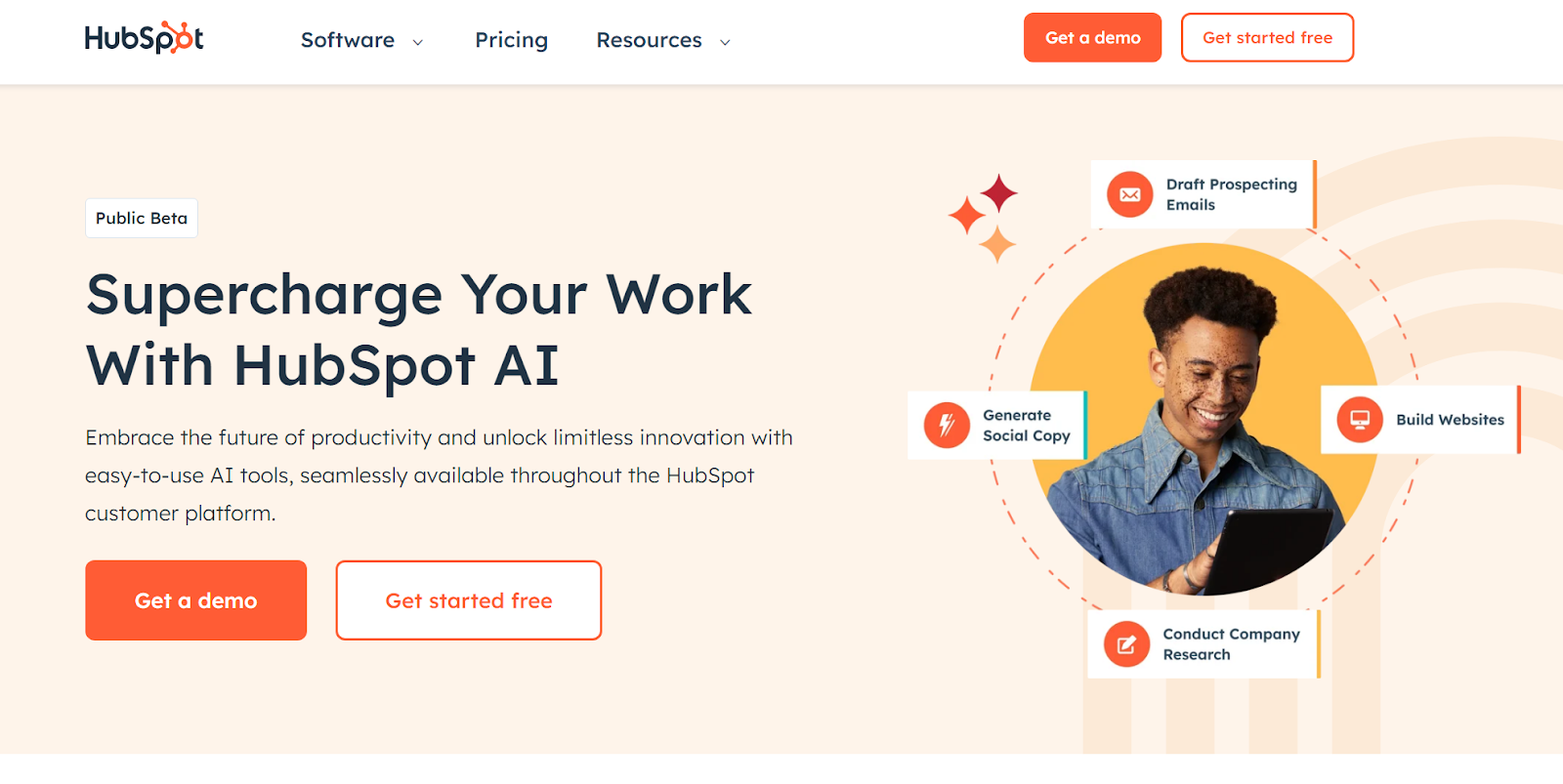 Die HubSpot AI-Landingpage fordert Sie dazu auf, „Ihre Arbeit zu verbessern“ und enthält CTAs, um eine Demo zu erhalten oder kostenlos loszulegen.