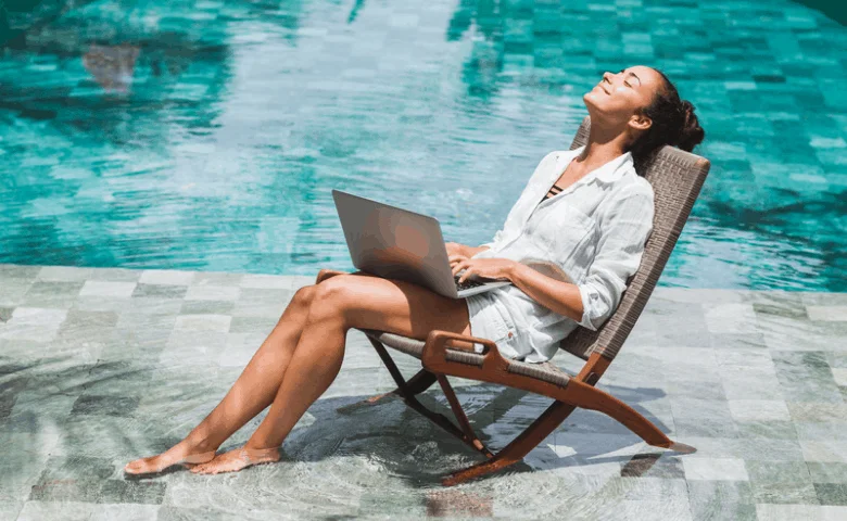 Ufficio estivo all'aperto in piscina