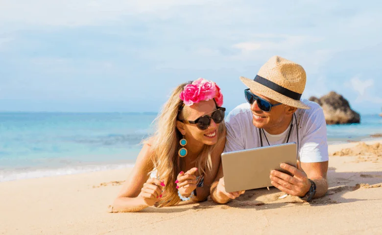 Femme-homme-plage-ipad-idées-marketing-été