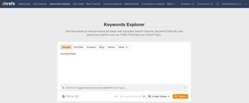 検索用にランニング シューズのキーワードが入力された Ahrefs Keywords Explorer インターフェイス。