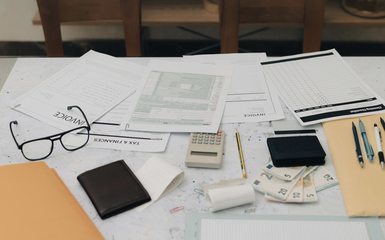 Dokumen keuangan di meja kantor