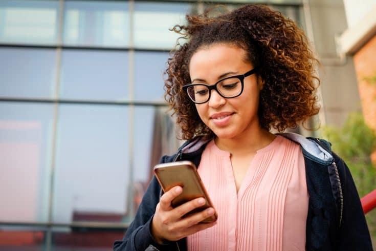 Eine Frau benutzt ein Smartphone.