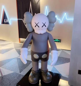 Sosok Berdiri Kaws