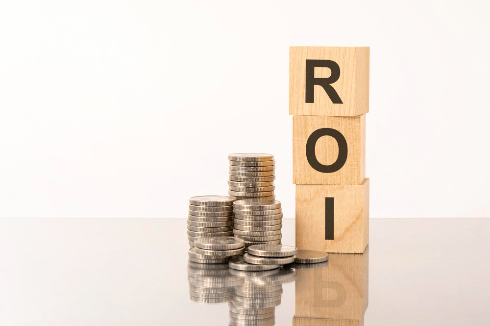 نص ROI على مكعبات خشبية على خلفية بيضاء مع عملات معدنية