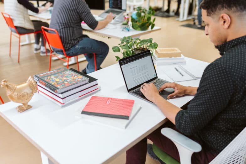 Un homme travaille sur le référencement de l'image du produit à son bureau.