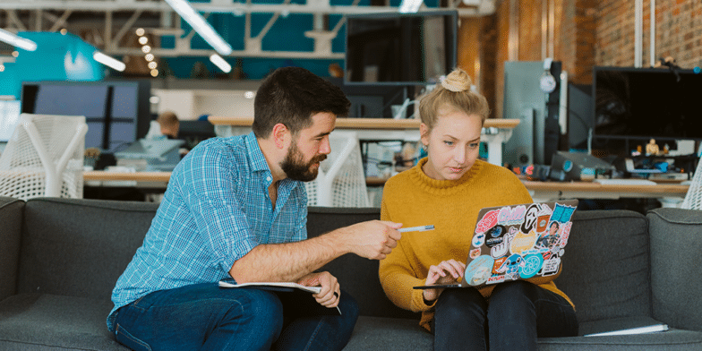 Un homme et une femme coworking sur la conception de sites de commerce électronique WordPress.