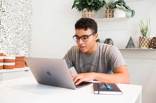 um profissional de marketing executa uma auditoria técnica de SEO em seu laptop