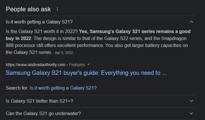 Eine erweiterte Ansicht der ersten Frage unter People Also Ask, die eine Antwort auf die Frage zeigt Lohnt es sich, ein Galaxy S21 zu kaufen?