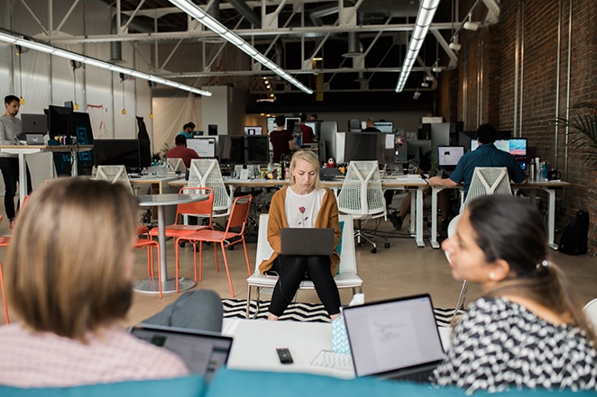 freelancer na cadeira em uma visão através de outras pessoas planejando suas mídias sociais