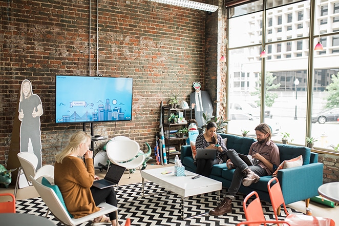 trois volants d'inertie dans le salon à la recherche de la technologie sur les médias sociaux