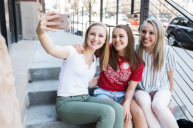 layout by flywheel inspirierende instagram-konten jeder vermarkter sollte drei frauen beim selfie auf konkreten schritten folgen