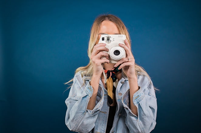 diseño del sitio web de diseño de volante para clientes y motores de búsqueda cómo hacer un tutorial de una mujer con una cámara polaroid delante de la cara