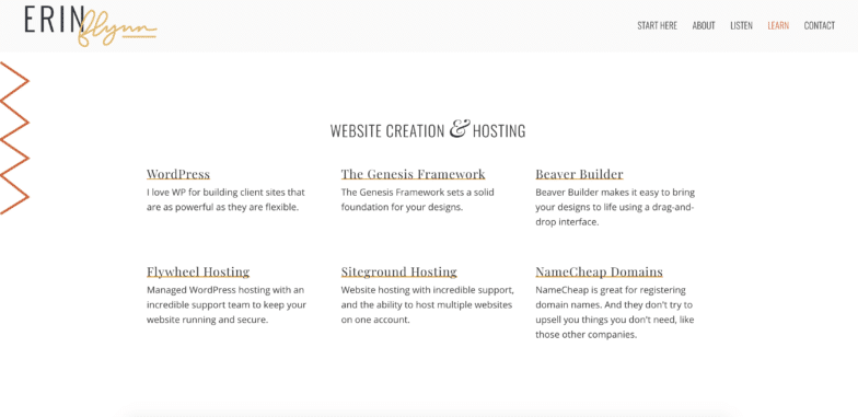 Una captura de pantalla de la página de recursos de Erin Flynn. Ella tiene "Creación y alojamiento de sitios web" como una categoría con estas empresas enumeradas a continuación: WordPress, alojamiento Flywheel, The Genesis Framework, alojamiento Siteground, constructor Beaver y dominios NameCheap.