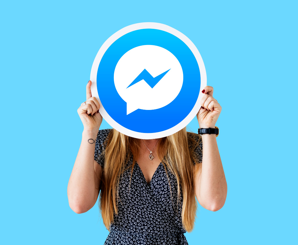 Donna che mostra un'icona di facebook messenger