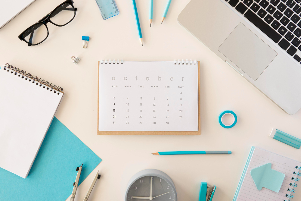 Calendrier de bureau à plat avec accessoires de bureau bleus